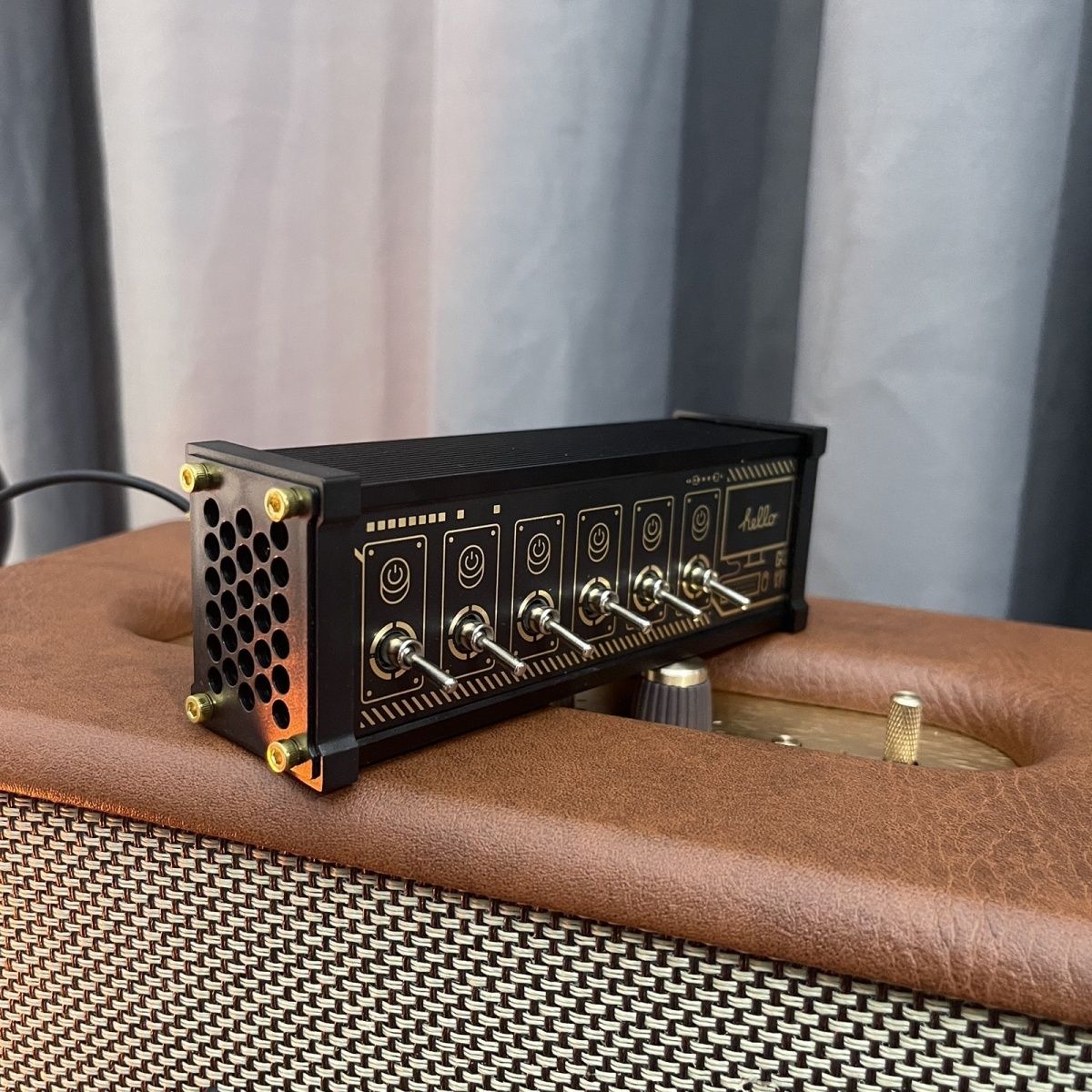 Retro Cyberpunk USB Power Hub – 8-Port 35W Desktop Power Supply for Gaming & LED Accessories