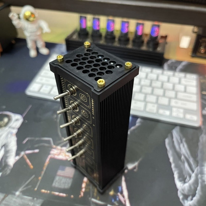 Retro Cyberpunk USB Power Hub – 8-Port 35W Desktop Power Supply for Gaming & LED Accessories